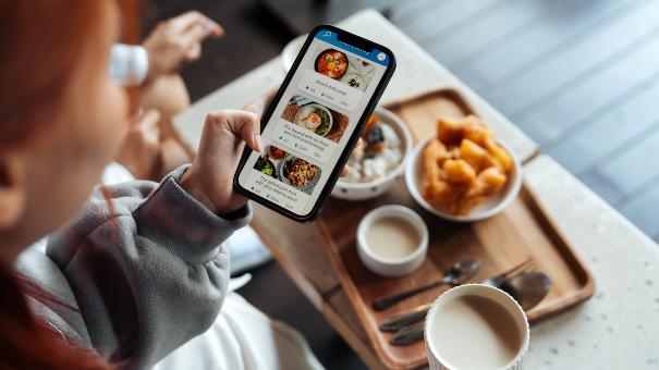 
		Smartphone takes a photo of food
	
